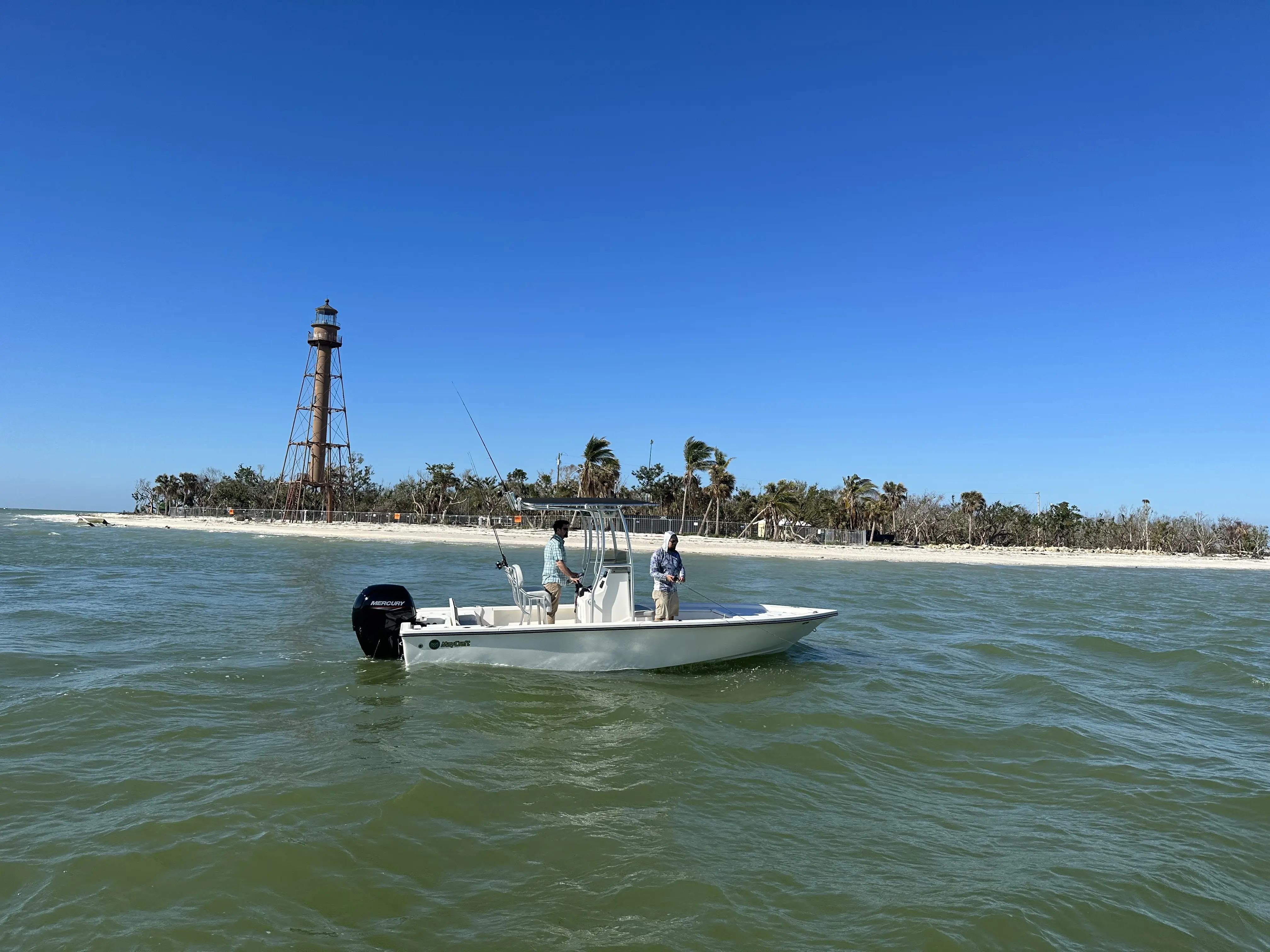 220 Bay Boat exterior