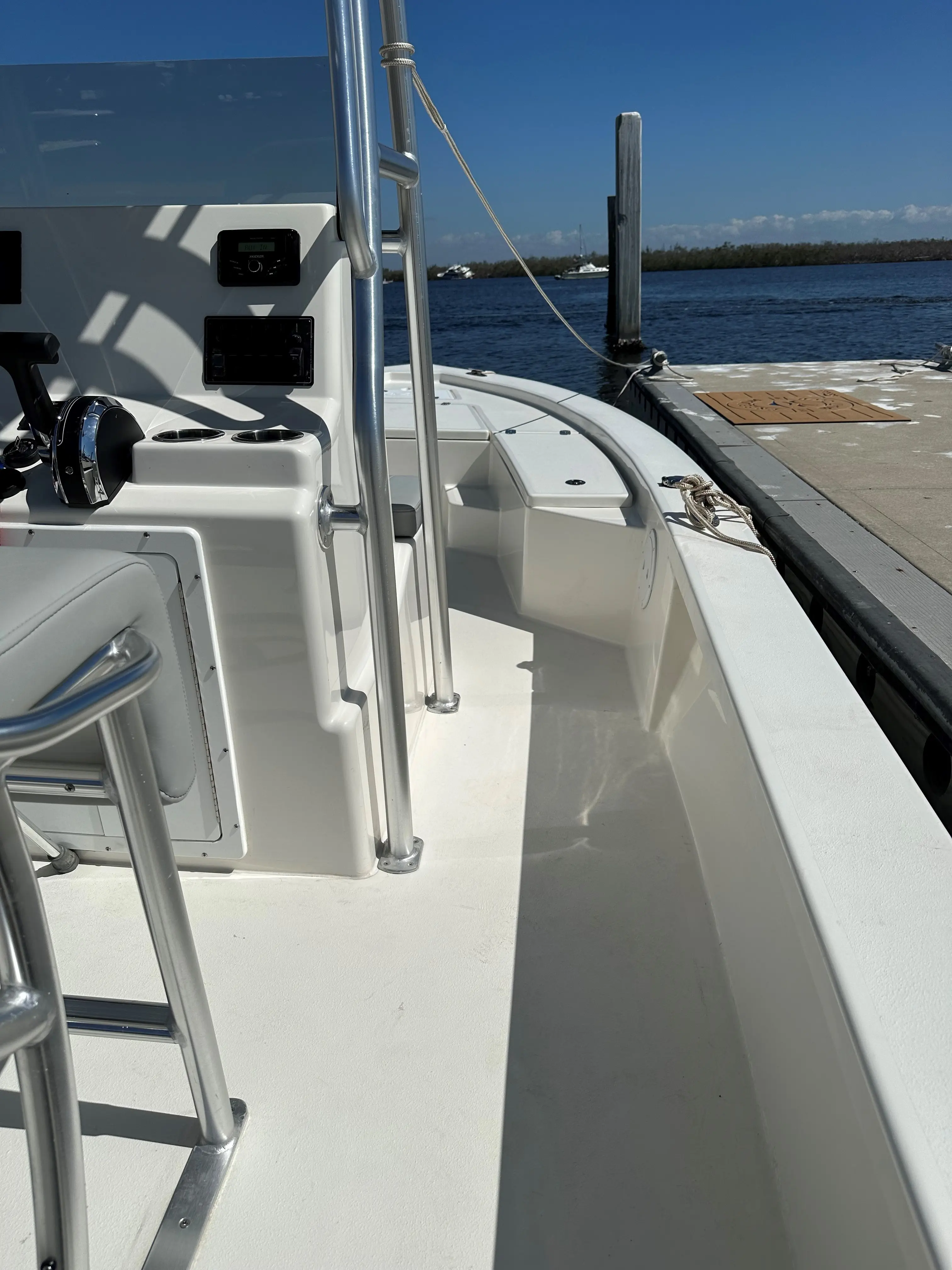 220 Bay Boat interior